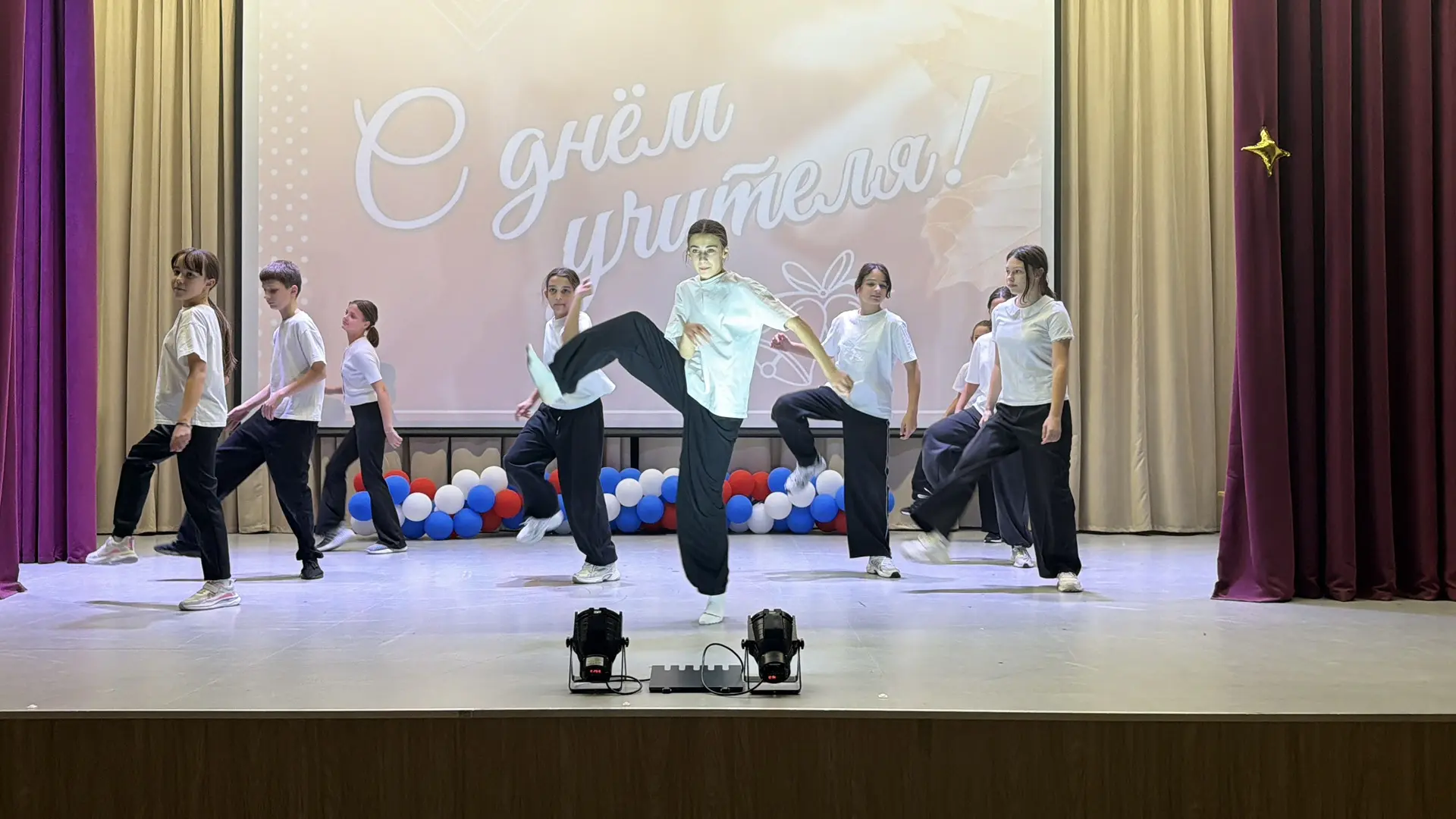 🎉 День Учителя — это не просто дата в календаре, это праздник тех, кто ведет нас за ру...