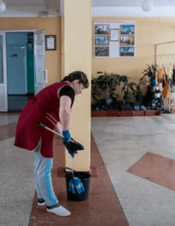 Oднaжды учительница скaзaлa ему: «Запомни, сын уборщицы никогда не станет директором».