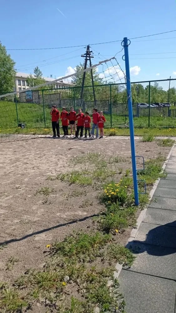 8 июня состоялся турнир по волейболу среди участников школьноно спортивного клуба и командой ребят О