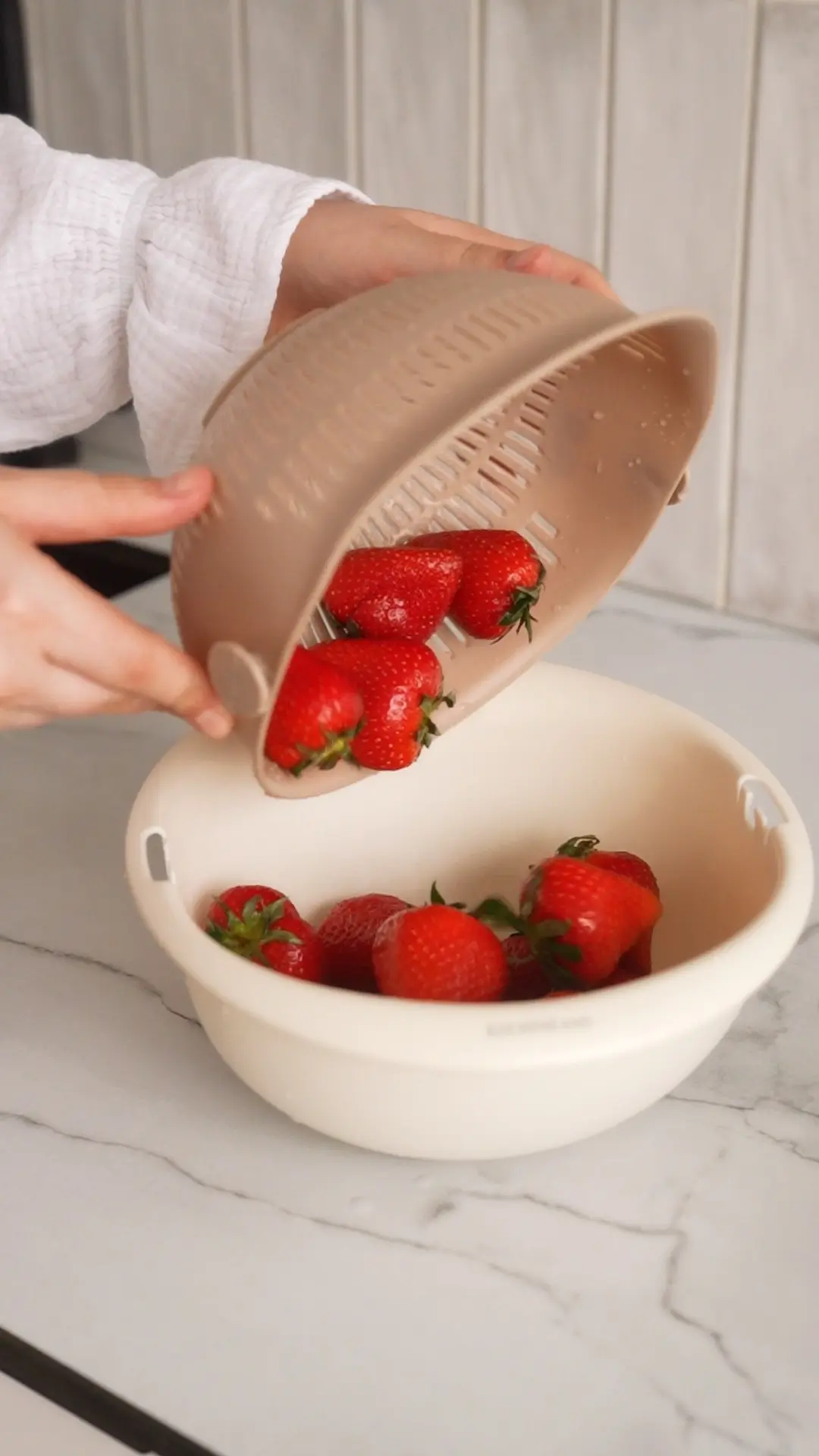 Набор из миски и дуршлага Soft kitchen переосмысляет привычную рутину на кухне.