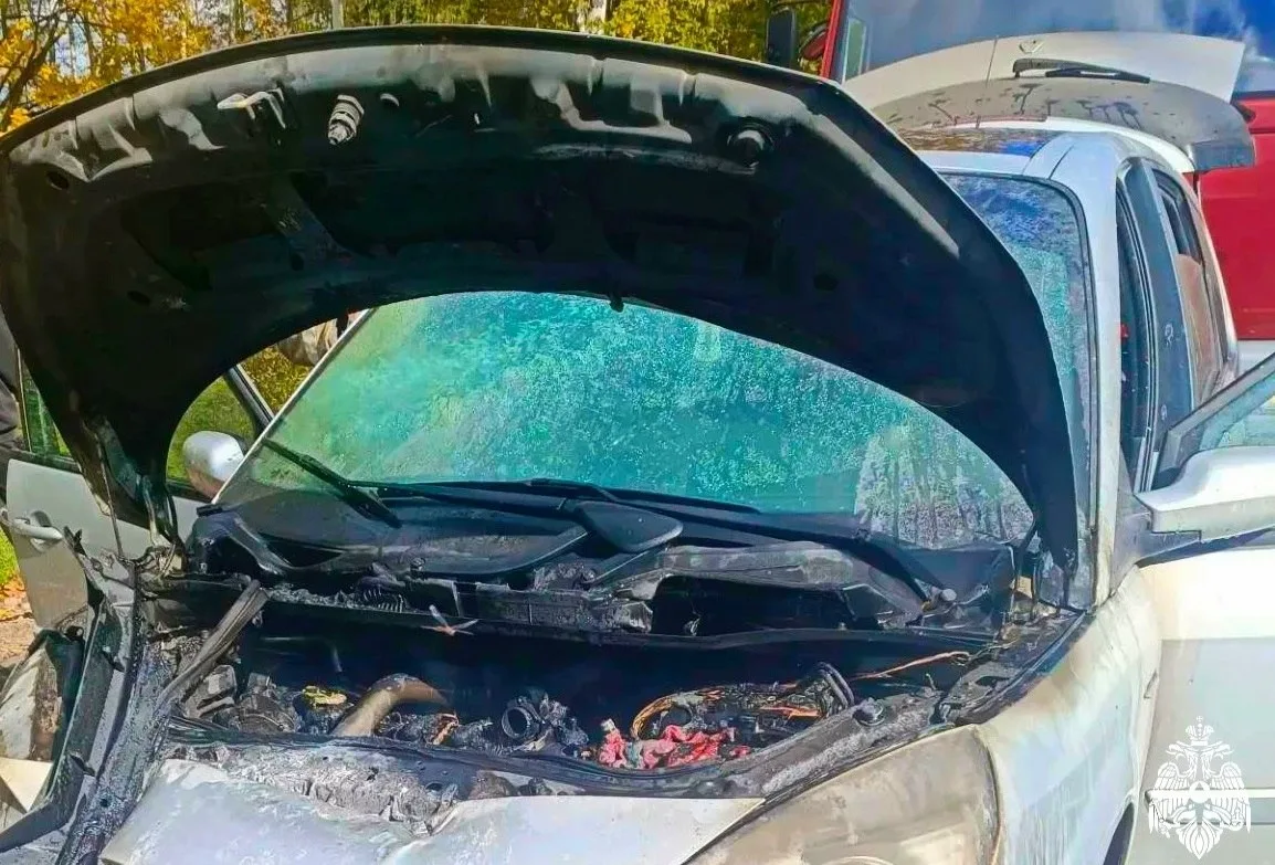 🔥🚗 Водитель в деревне Лучеса 3 октября почувствовал запах гари, а потом в салоне появ...