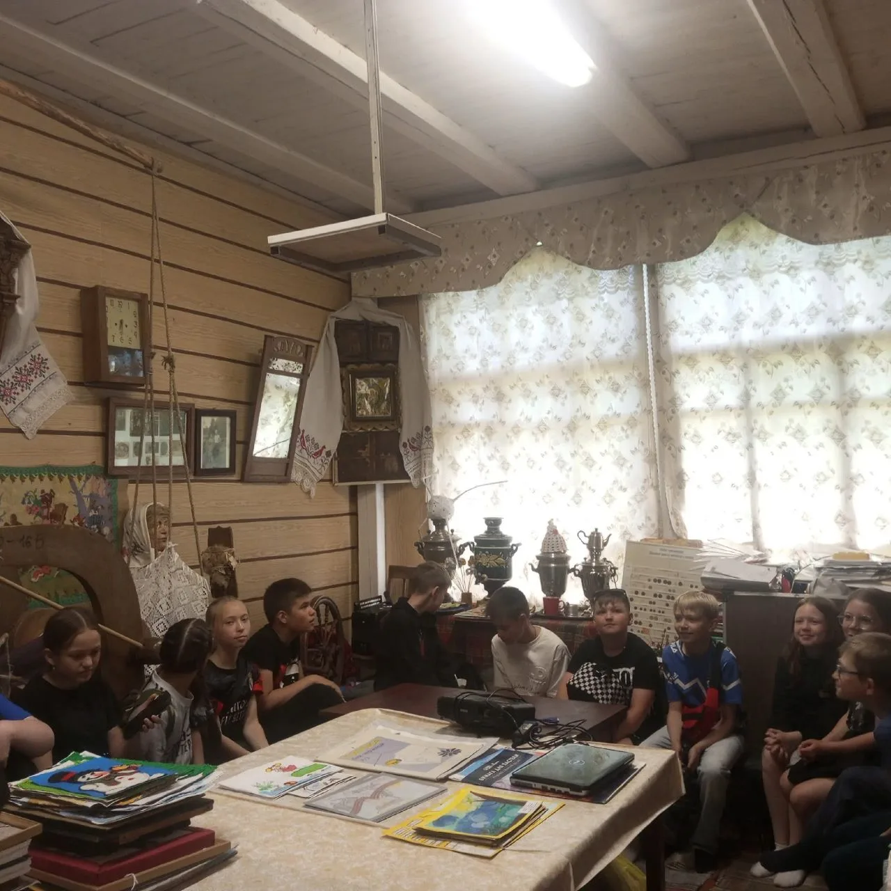 Ещё один яркий день в пришкольном оздоровительном лагере "Чайка": День народных промыслов.          