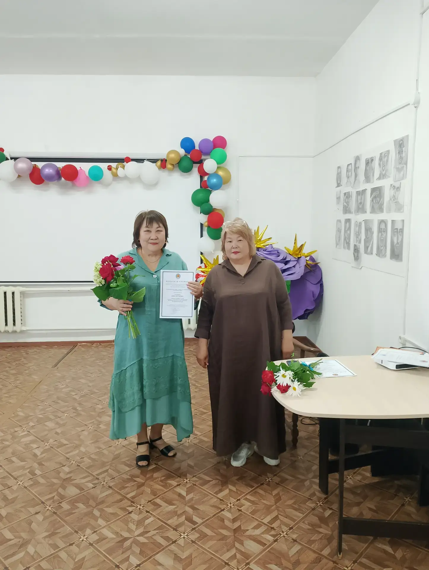 Признание заслуг: в ЮКЦСОН чествовали лучших сотрудников! 📜✨

В Юстинском КЦСОН прошла торжественна