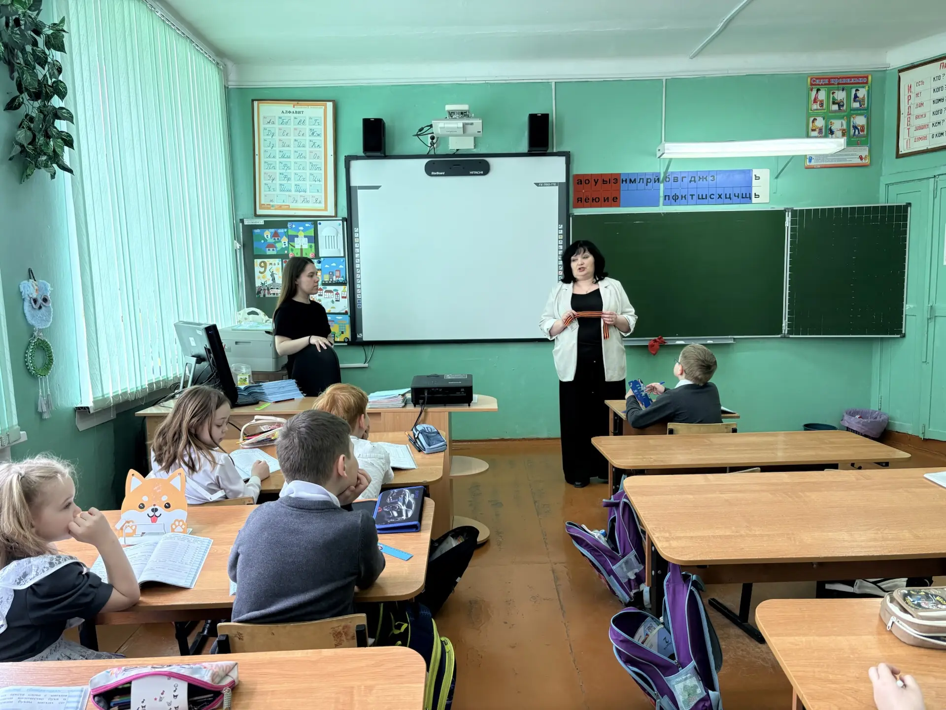 🇷🇺 «Георгиевская лента» в начальной школе  Сегодня в рамках всероссийской акции у нас в гостях побыв