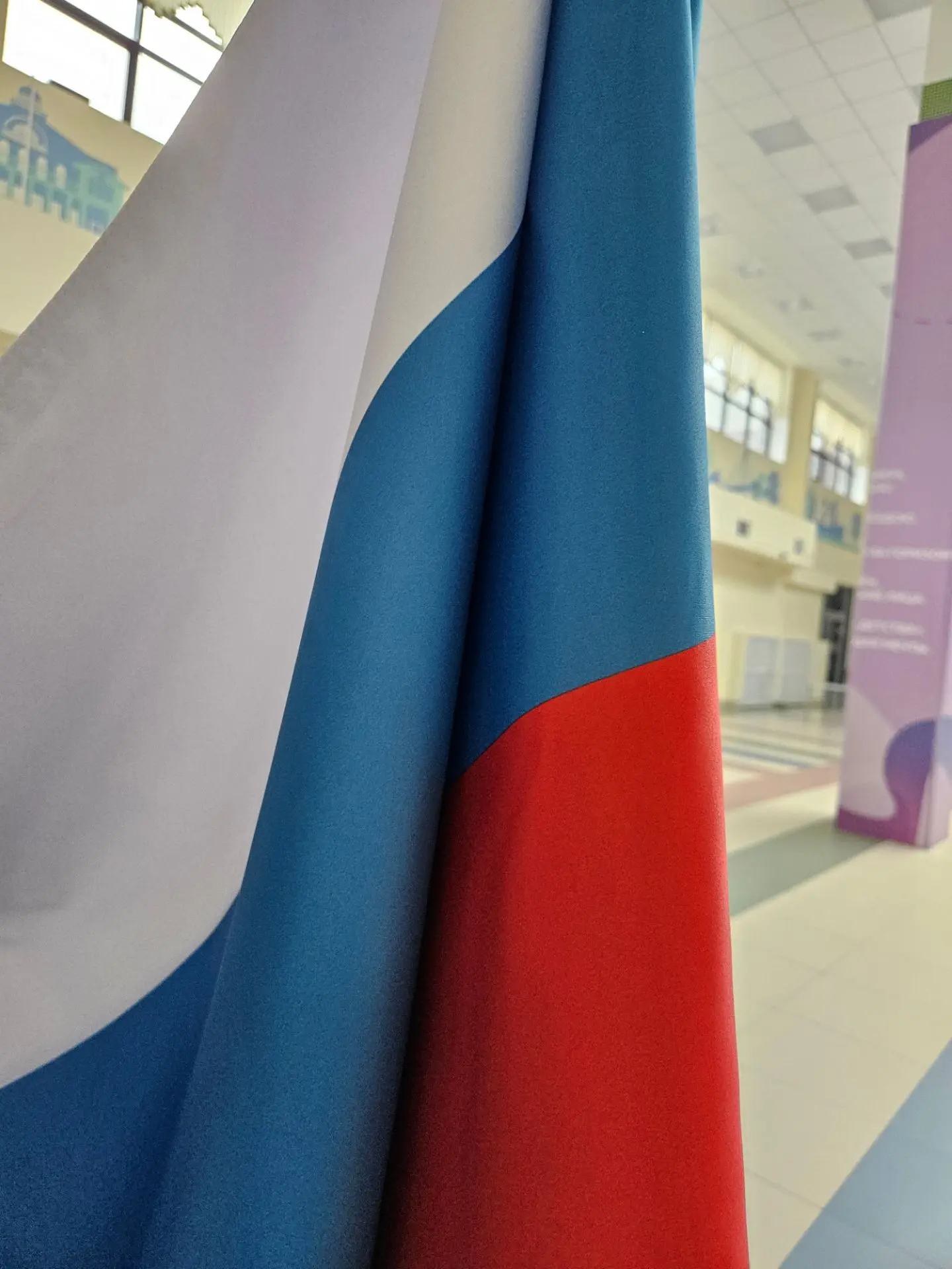 🇷🇺 Утро понедельника традиционно начинаем с поднятия Государственного флага Российско...