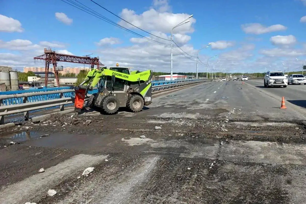 В Красноярске начался ремонт путепровода на Авиаторов.  Сейчас подрядчик разбирает асфальтобетонное 