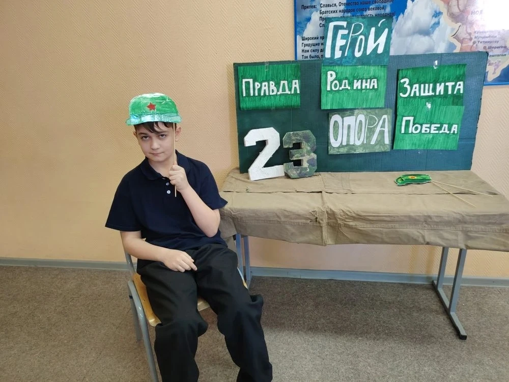 Однажды в тылу врага, или Как мы готовились к 23 февраля... 😄  Оборудование: бумага, картон, гуашь, 