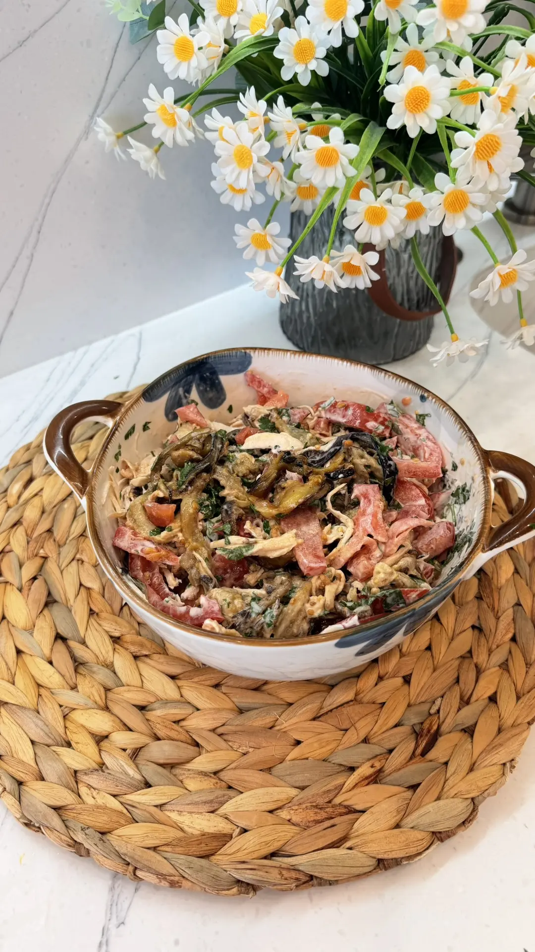 Салат с курицей и баклажанами — сочный, ароматный, быстрый 🍆🥗