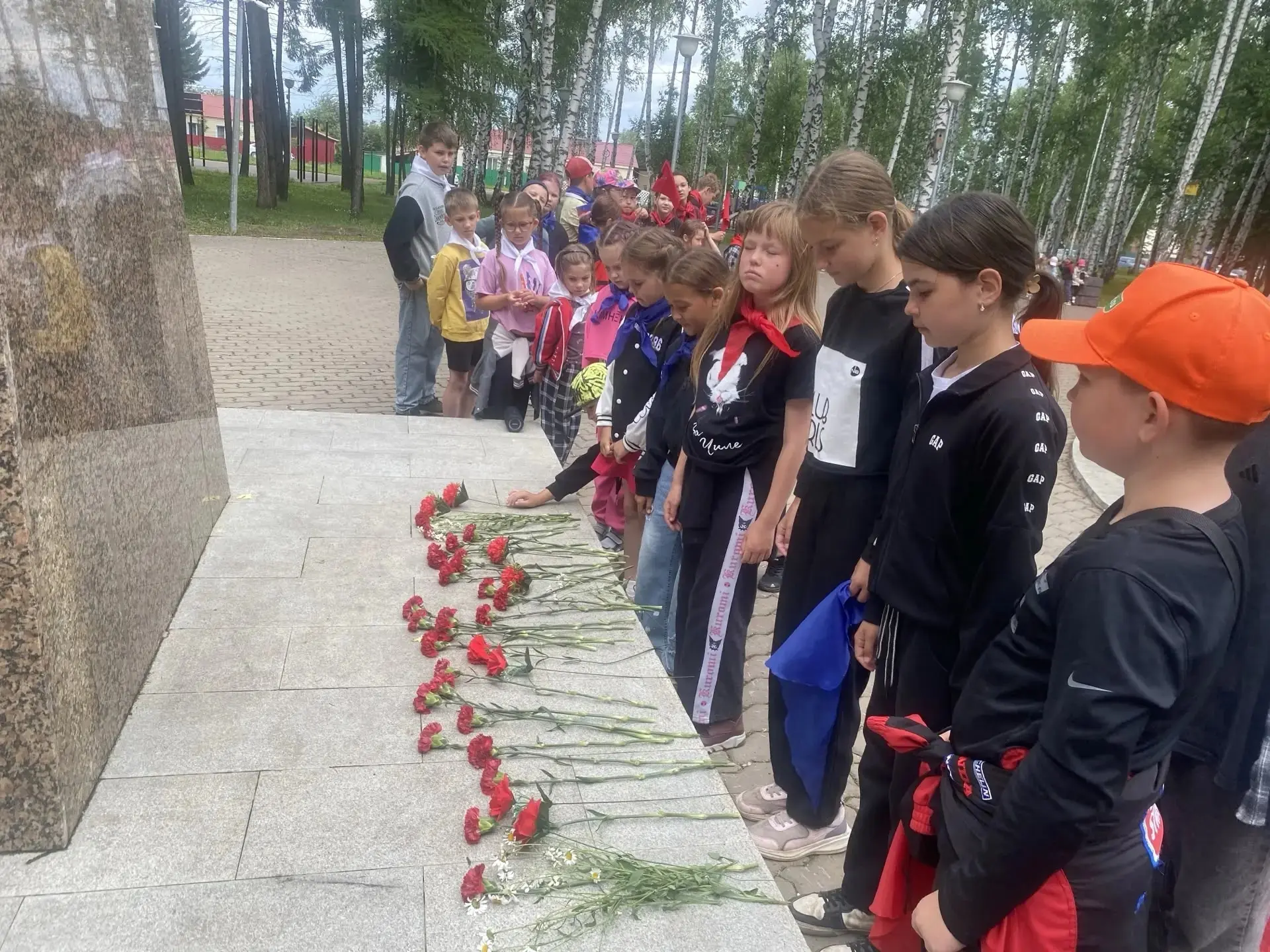 Сегодня наш лагерь замер в тишине... 🕯️

Мы часто говорим детям о лете, солнце и радости, но сегодн