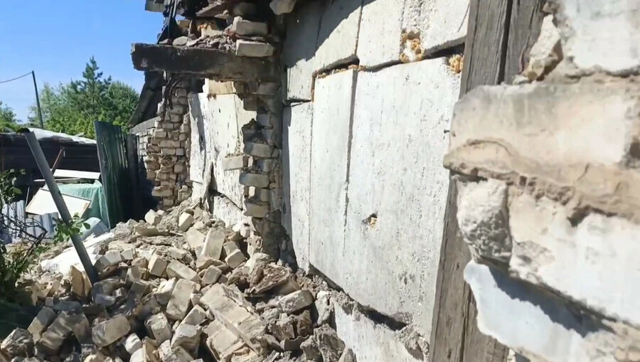 В селе Чигири Благовещенского округа частично обрушилась стена жилого дома. Происшествие случилось в