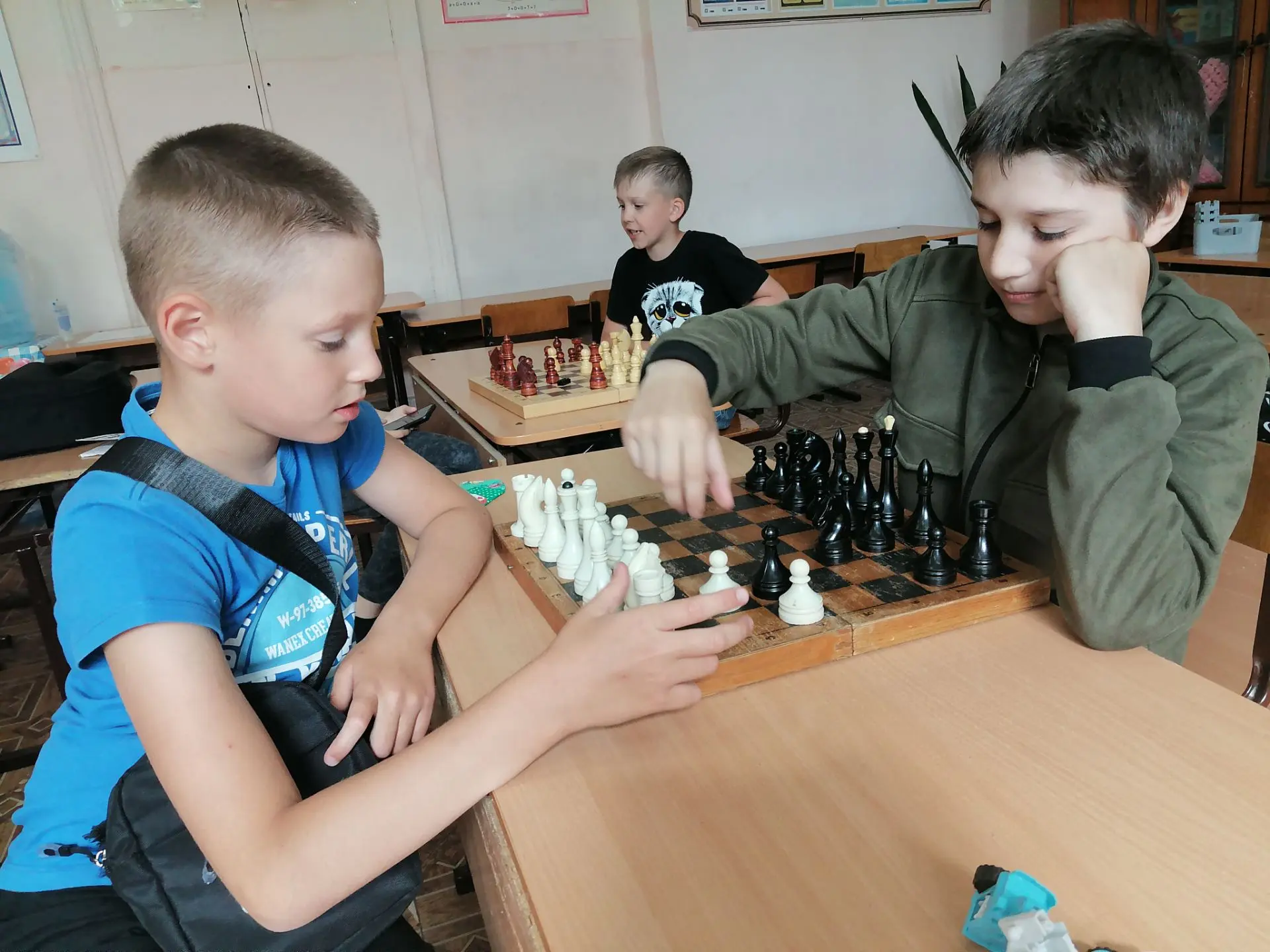 Сегодня в нашем разновозрастном отряде прошёл шахматный день! ♟️ Ребята с удовольствием сражались за
