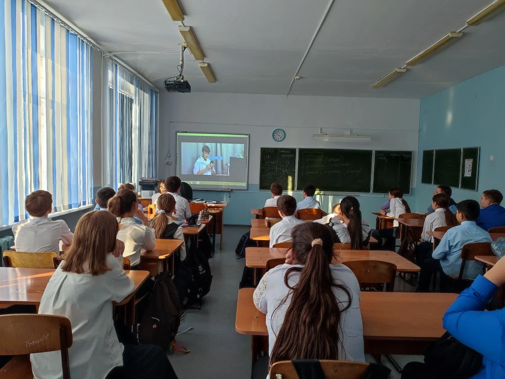В школе проходит неделя безопасности, где на классных часах ребята просматривают видеоматериалы, раз