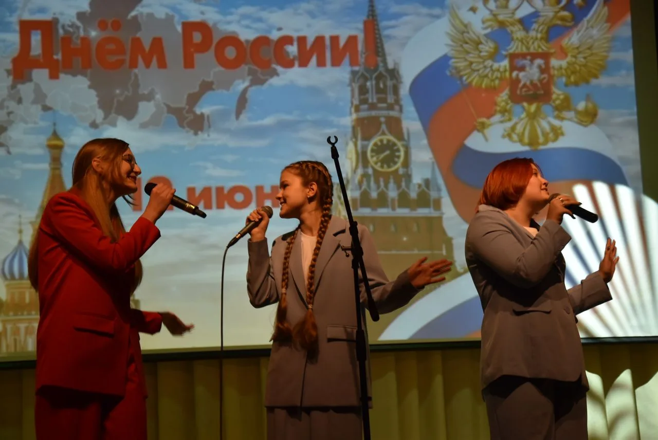Награды к значимым датам🇷🇺

11 июня в Районном Доме культуры прошел праздничный концерт «Моя Росси
