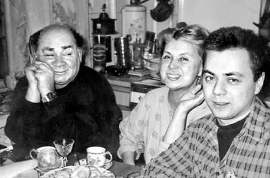 Евгений Леонов с семьей.