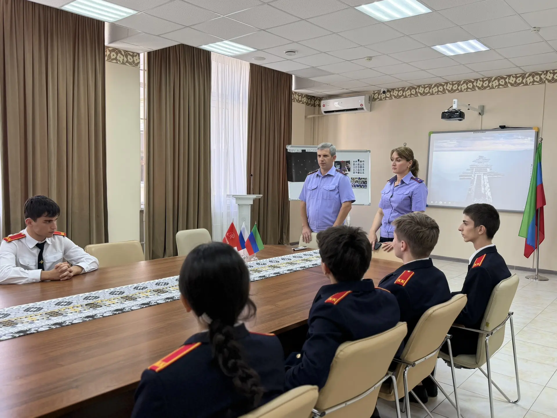 В Дагестане сотрудники следственного управления провели для кадетов мероприятие ко Дню ...