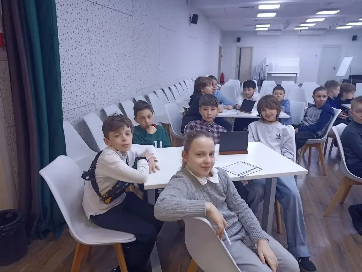 🚀 4 «Л» класс отправился в космическое путешествие  📚✨Ученики 4 «Л» класса посетили SMART-библиотеку