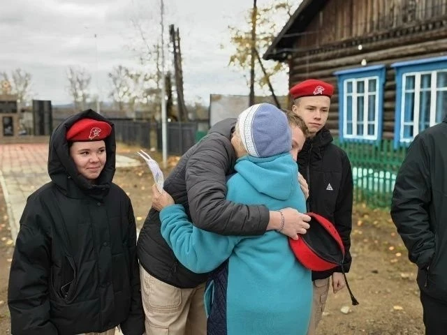 Сегодня в каждом уголке округа навестили старших и поздравили их с праздником!