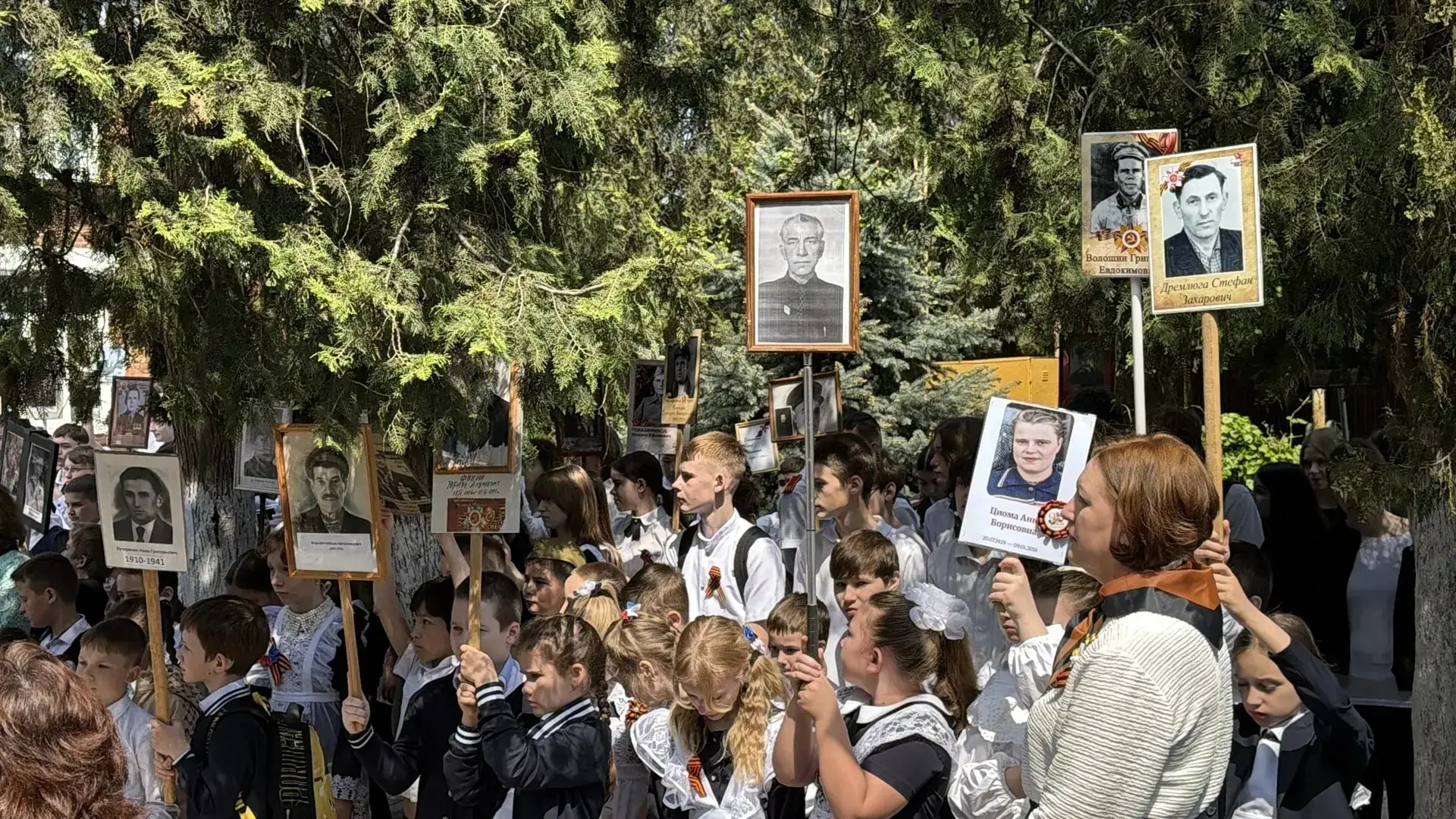 Чтоб не пришли войны ненастья,  Чтоб навсегда фашизм умолк,  За русский мир, за наше счастье,  Живи 