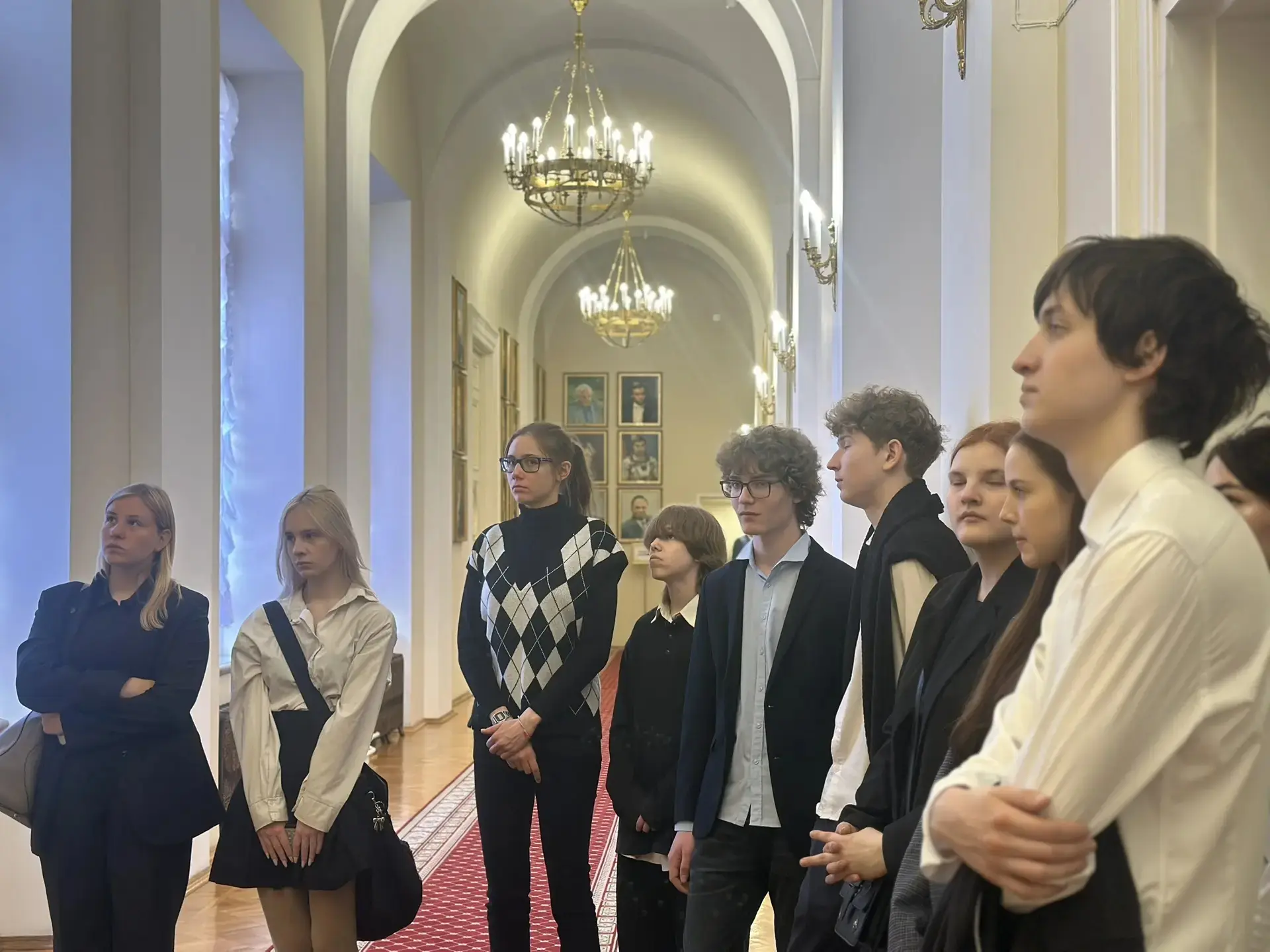 🏛 Погружение в историю и политику: 10Б класс в Мариинском дворце!  22 мая десятиклассники сменили шк