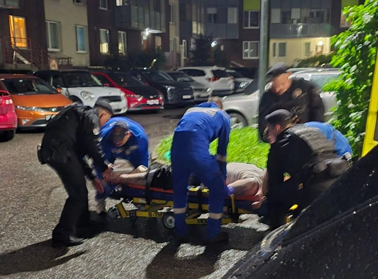 😨 У дома на Пражской нашли мужчину с переломами после падения с высоты