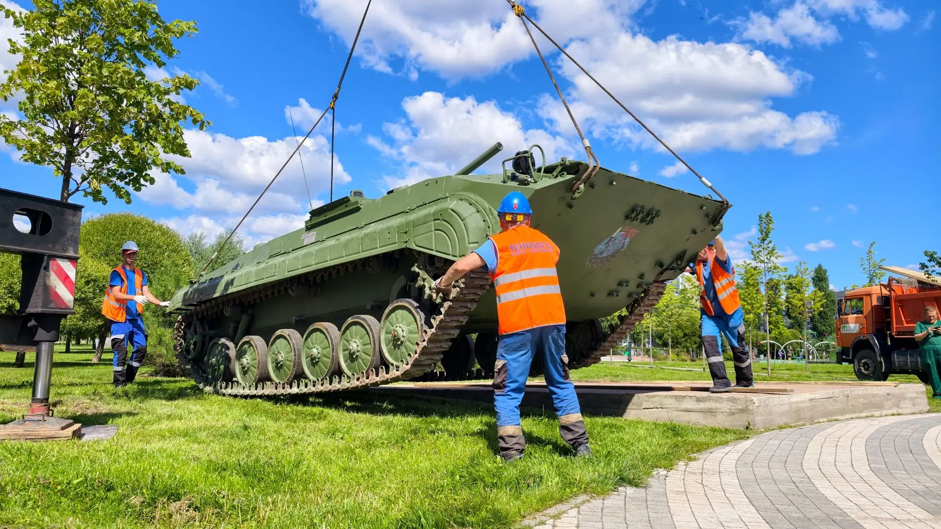 Необычный памятник появился в парке Боевое братство на пересечении улиц Бадаева и Джона Рида. На пос