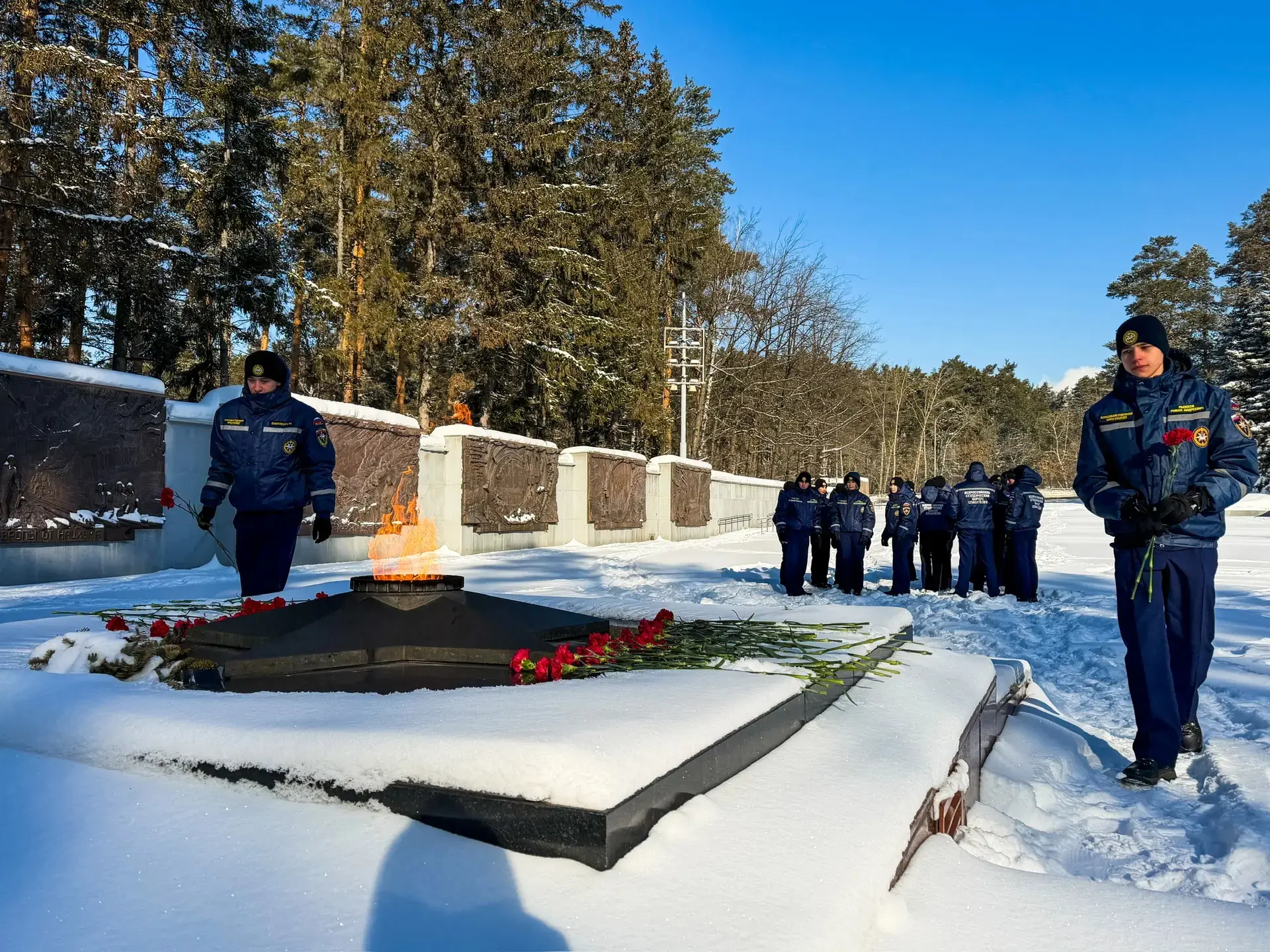 🥀 В рамках акции "Цветы у Обелиска" добровольцы Всероссийского студенческого корпуса спасателей СОМК