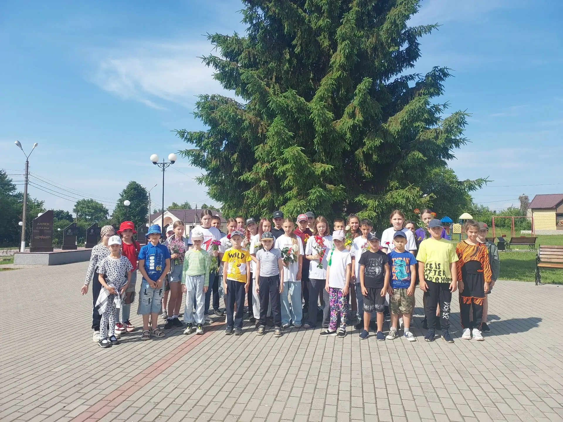 💐 Память живёт в наших сердцах 💐В День памяти и скорби воспитанники пришкольного лагеря МБОУ Выгон