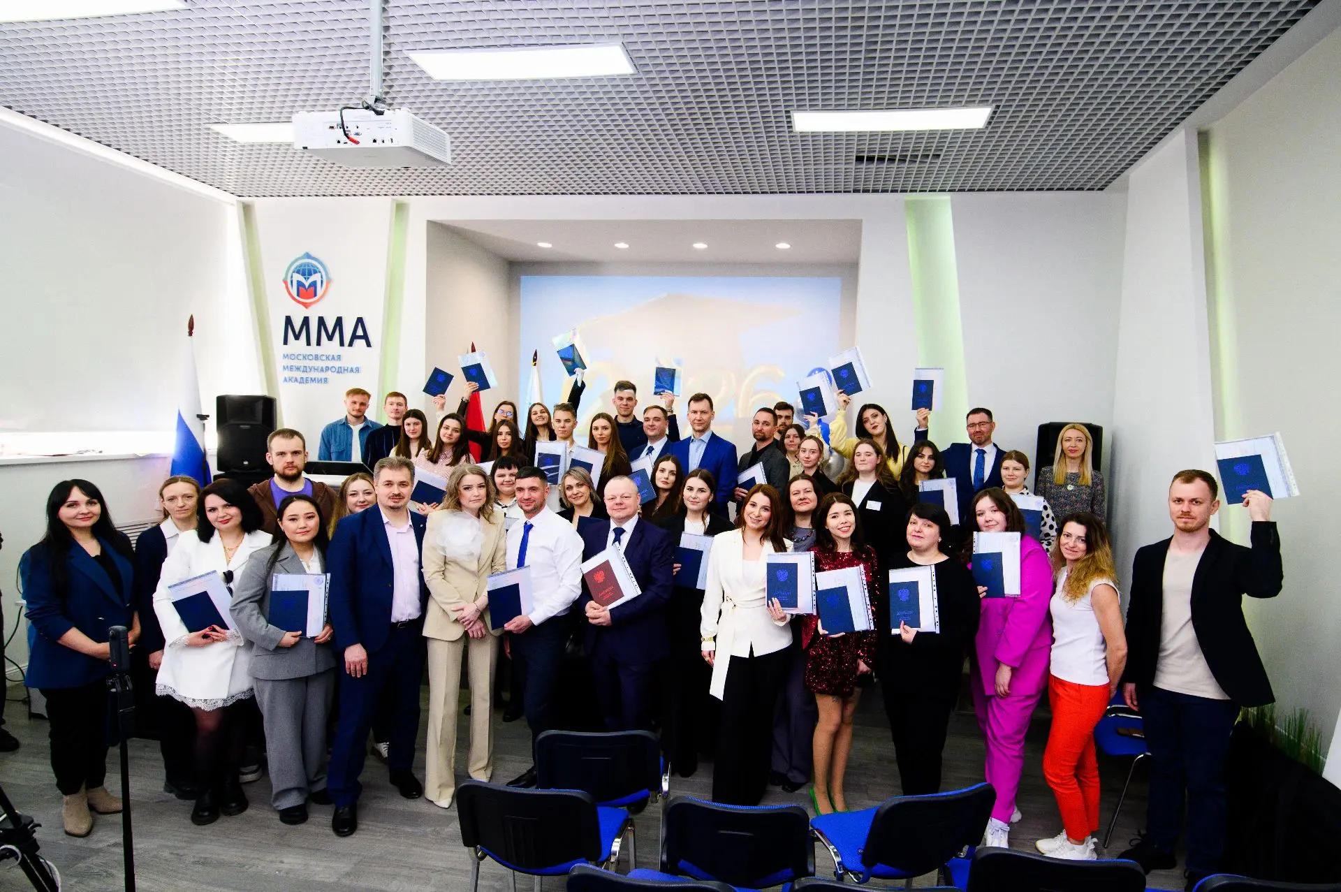 🎓 Поздравляем выпускников факультетов экономики и управления, рекламы и связей с общественностью, ин