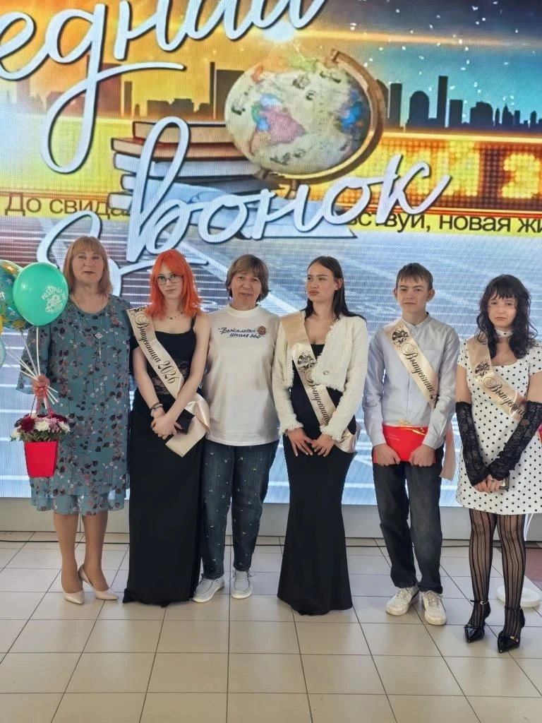 🔔 26 мая в холле нашей школы состоялся  радостный, но в то же время грустный праздник ...