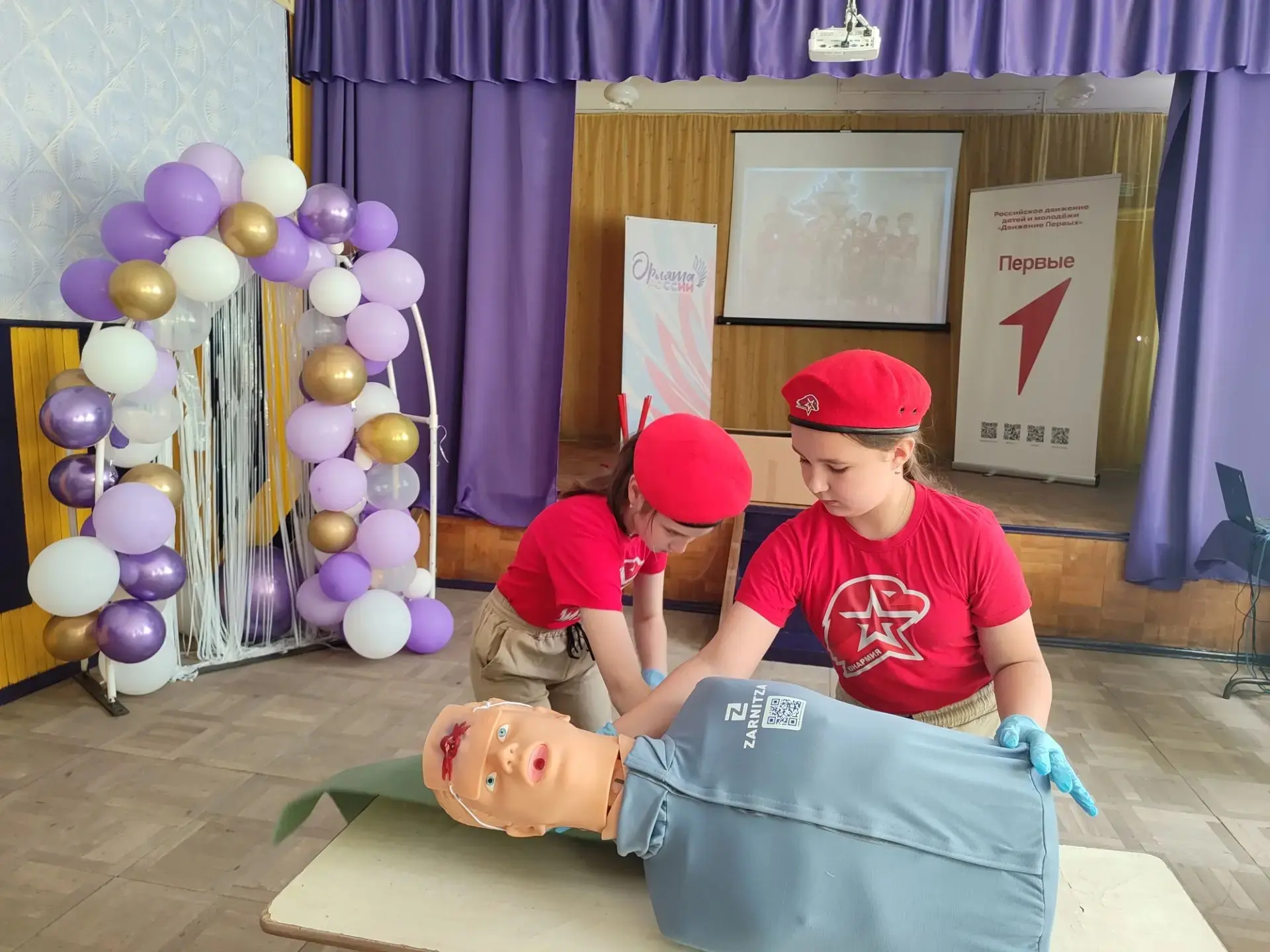 🚑Мастер-класс по первой помощи: юнармейцы отряда «Сокол» учатся спасать жизни

💥Сегодня в пришколь