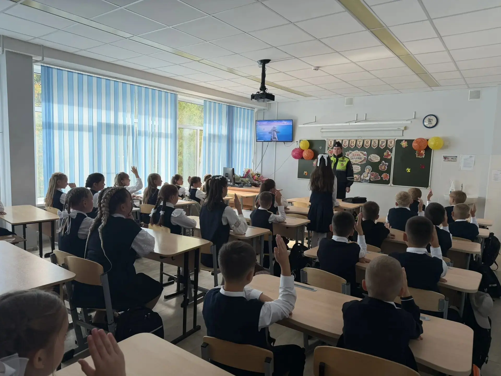 🚌 Безопасная дорога в школу: встреча с инспектором ГИБДД