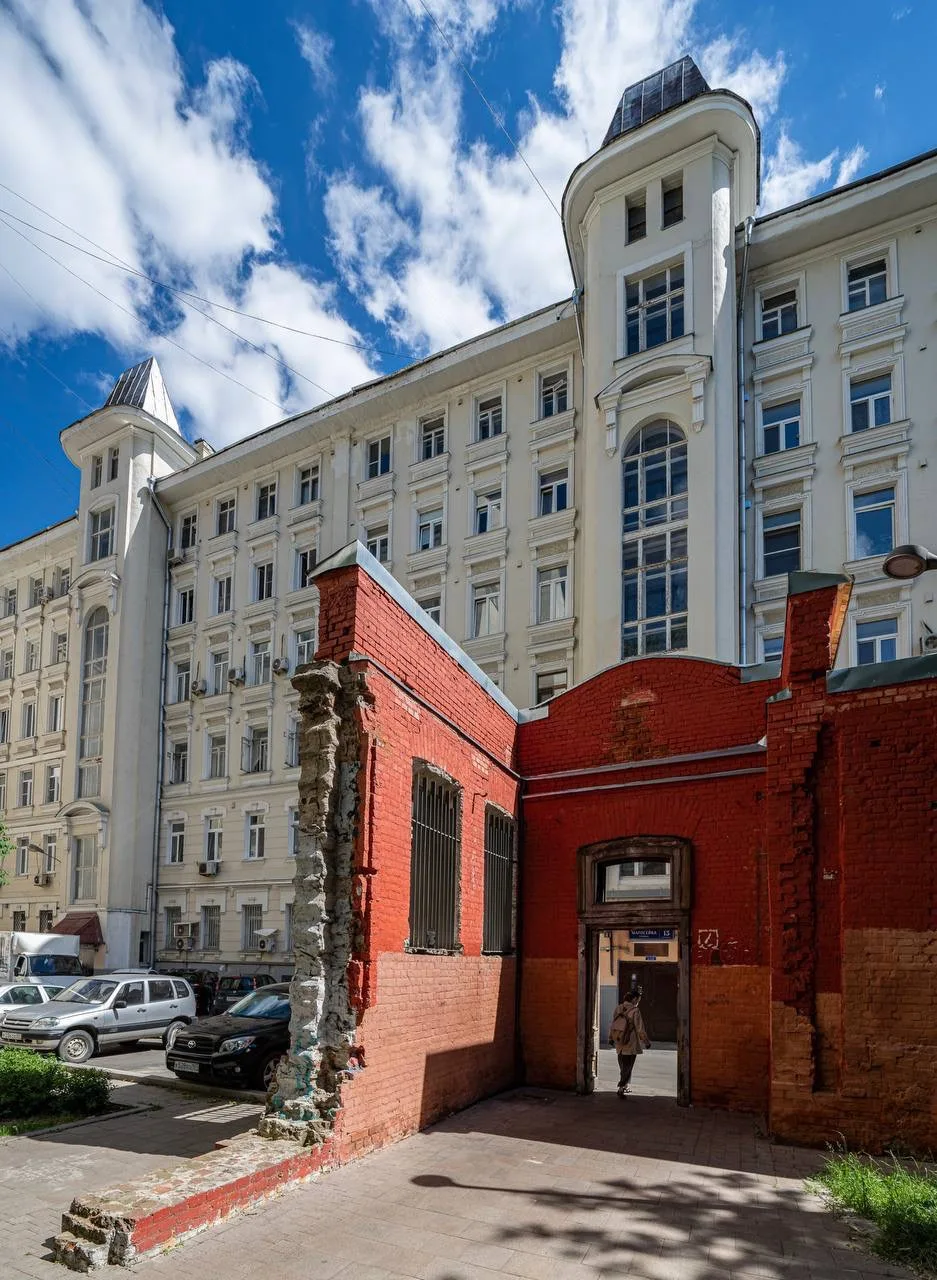 Хочу вам показать классную деталь, сохранившуюся в одном из московских доходных домов. На широкой па