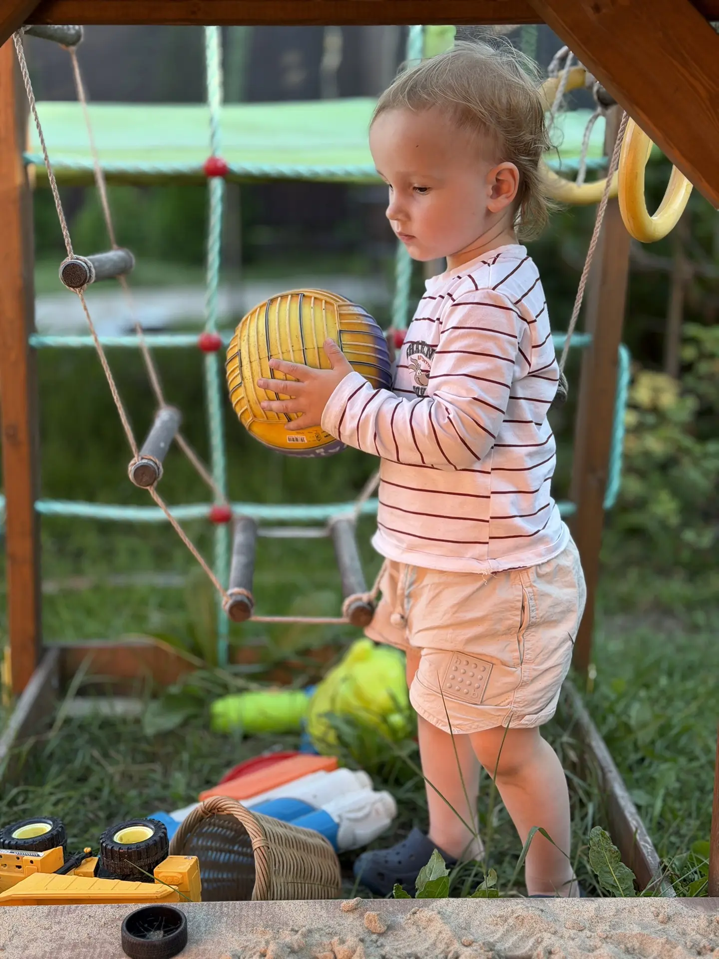 Вышли во двор проводить ещё один летний день 🤗