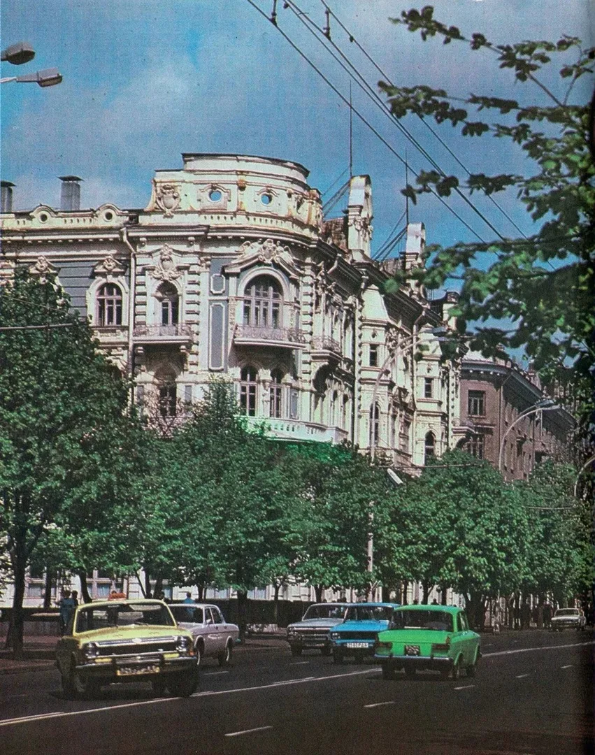 #ДушаРостова 📸

Здание администрации Ростова в 90-е и сейчас.

Все вокруг меняется: люди, машины, у