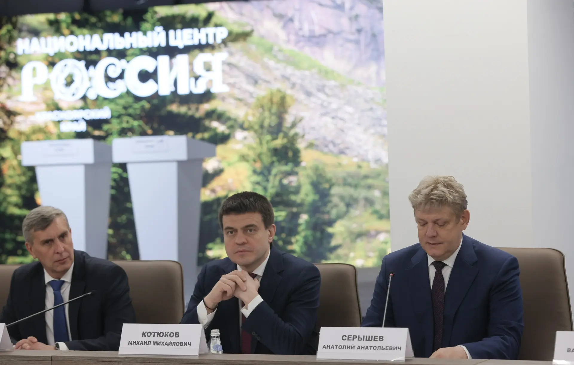 Во главе с полномочным представителем Президента в СФО Анатолием Серышевым и вместе с коллегами-губе