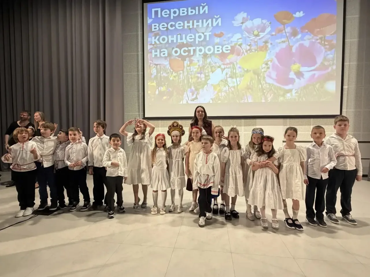 Весенний концерт в начальной школе 🌸  🌼 В начальной школе в здании на Острове прошёл яркий весенний 