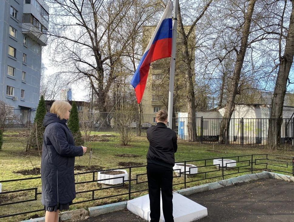 ЦЕРЕМОНИЯ ПОДНЯТИЯ ФЛАГА   🇷🇺 Учебная неделя после каникул традиционно началась с торжественной цере