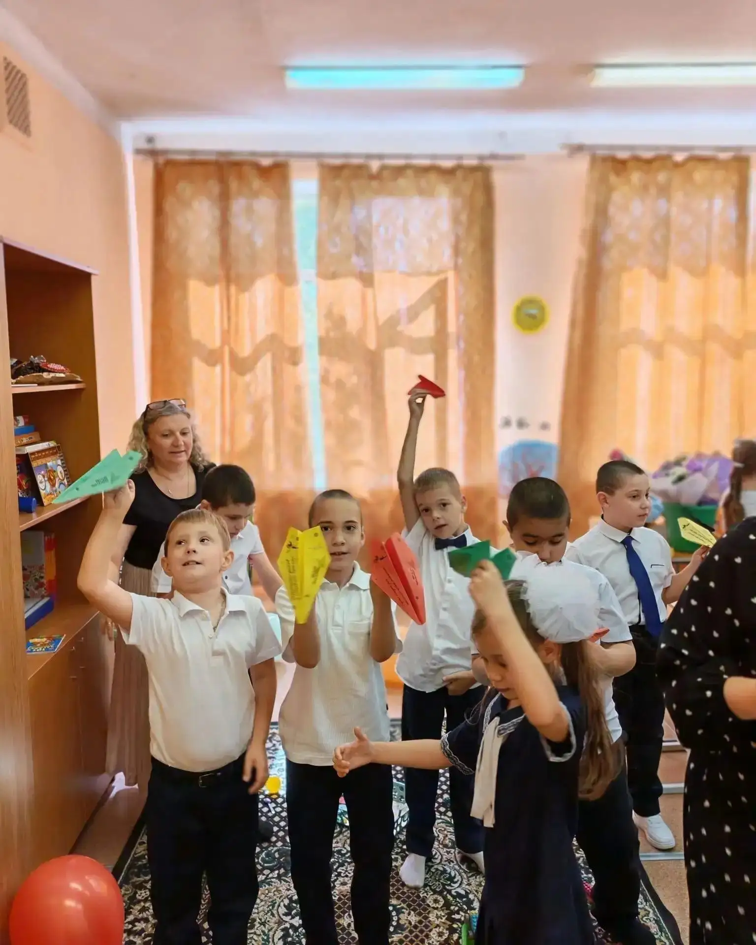 Сегодня 1 сентября школьный двор снова наполнился музыкой, цветами и счастливыми улыбка...