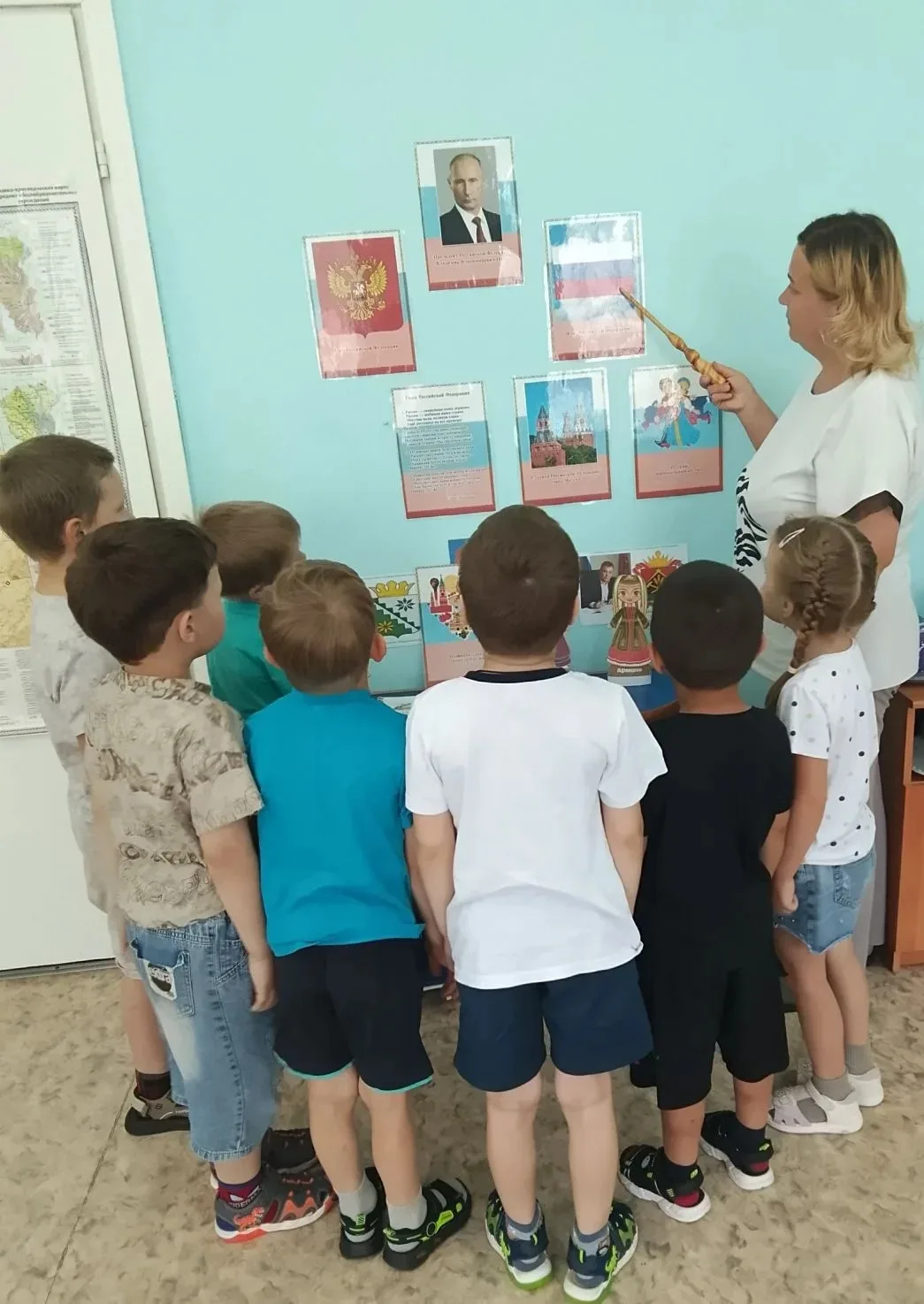 Нам праздники для радости даны, мы знаем их немало,        
Но День России, день родной страны, 
для