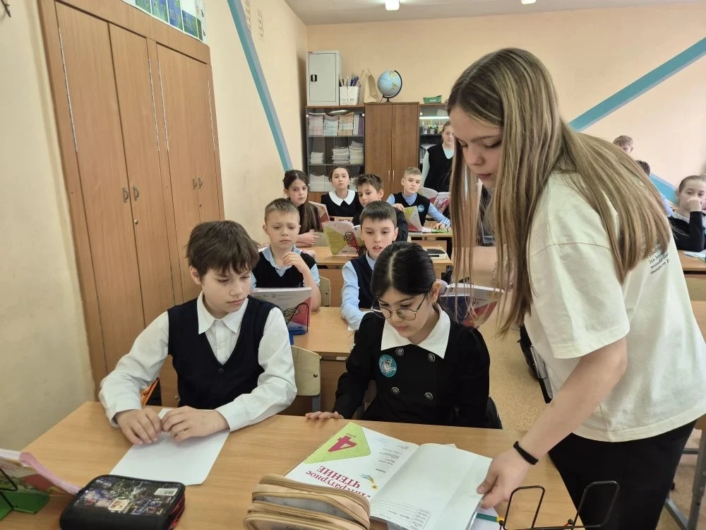 ✨ В нашей школе прошёл рейд «Береги учебник»!  🔖 28 апреля старшеклассники посетили классы начальной