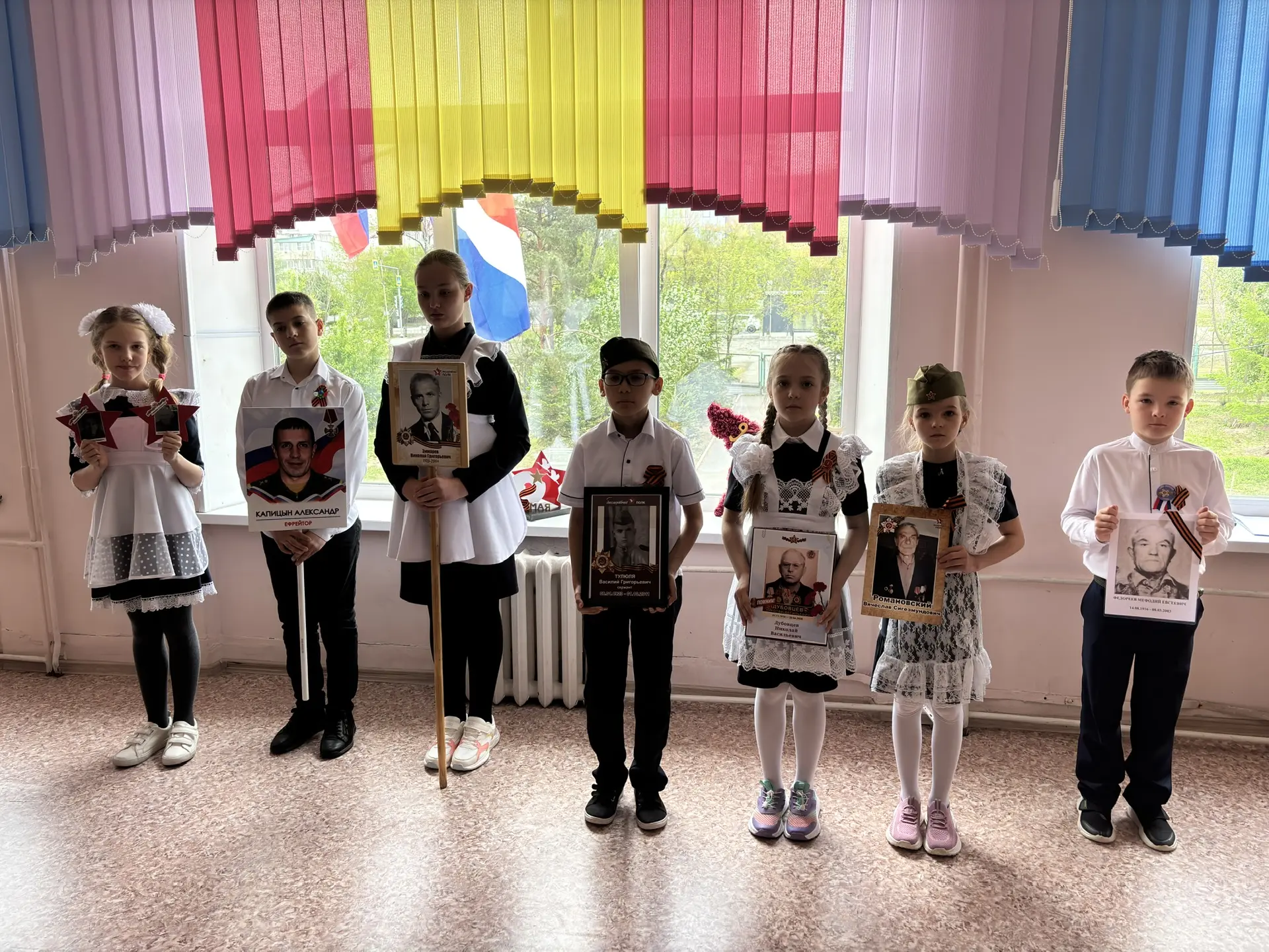 Сегодня в начальной школе прошли торжественные линейки, посвящённые 9 Мая.  Строй, знамёна, стихи о 
