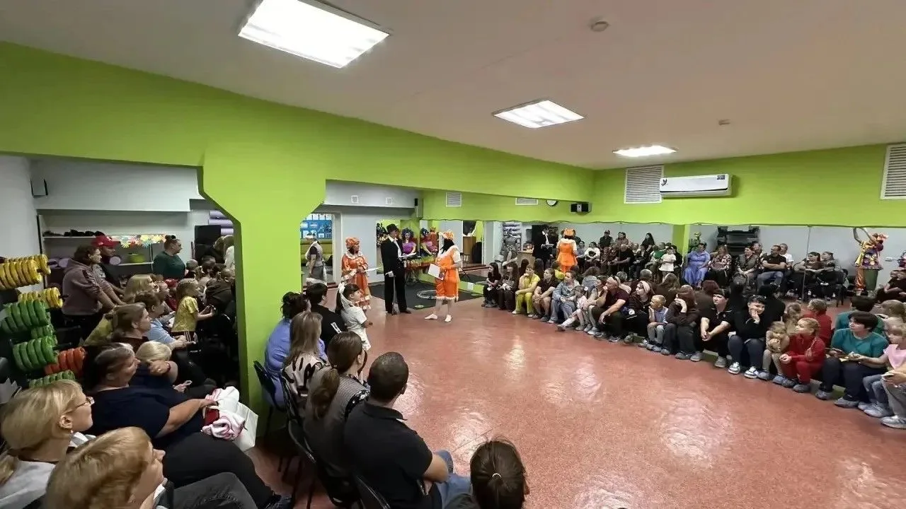 🎒 Более 70 сузунских школьников получили рюкзаки от благотворительного фонда