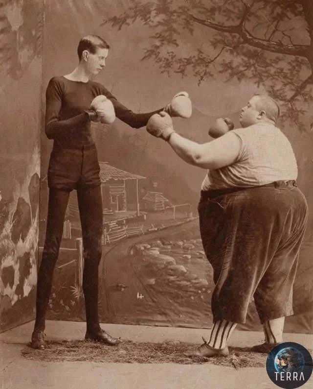 🥊 Джордж Мур, известный как «Живой скелет», и Фред Хоу, прозванный «Толстяком», готовя...