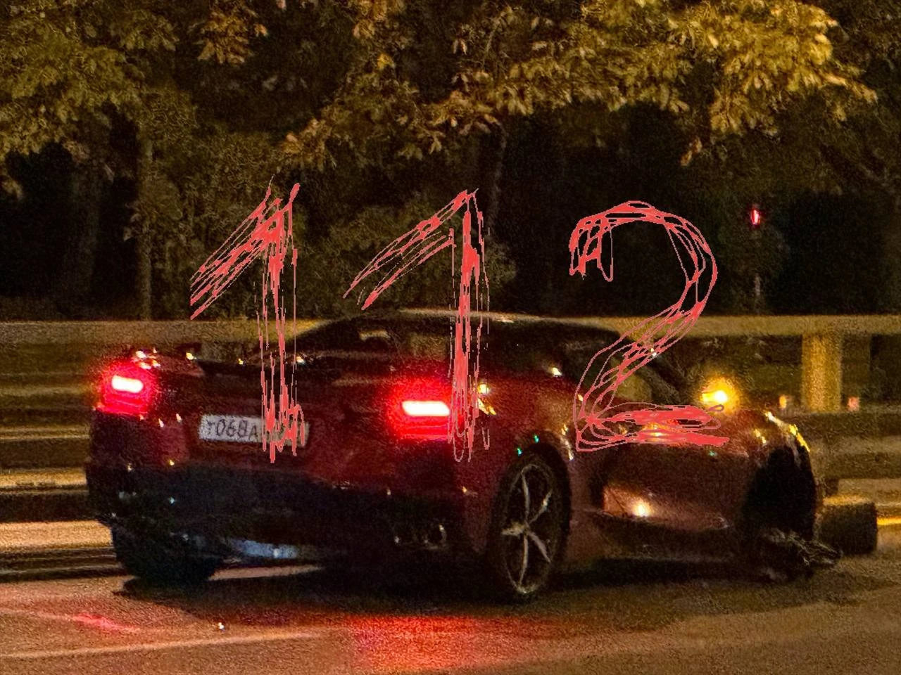 Спорткар Chevrolet Corvette столкнулся с легковушкой и сбил мотоциклиста в Москве.