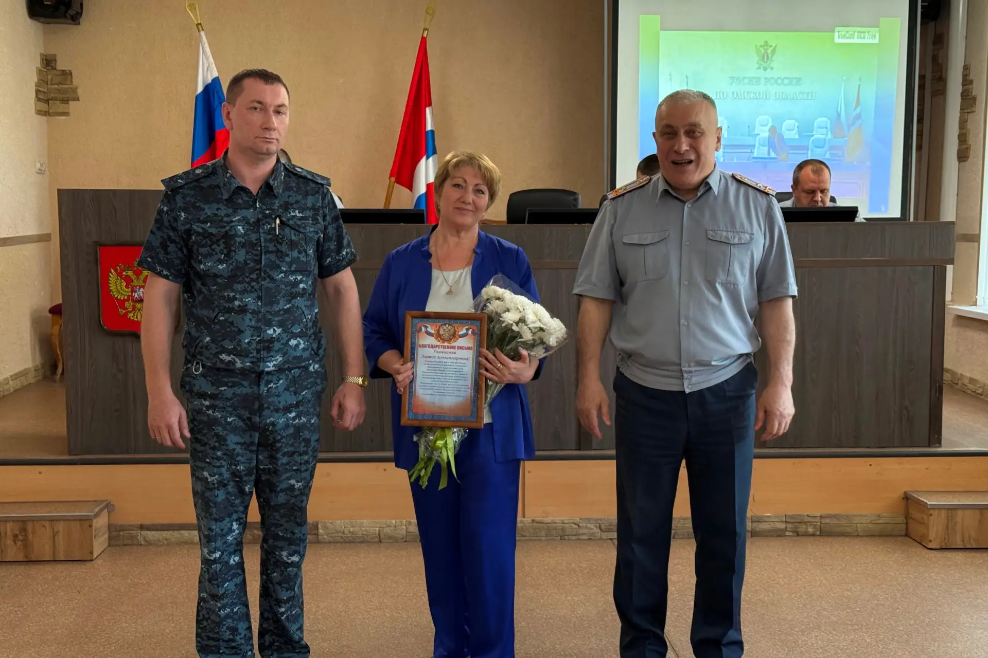 Начальник ИК-9 Адам Ахаев вручил благодарственное письмо маме сотрудника учреждения в связи с прошед