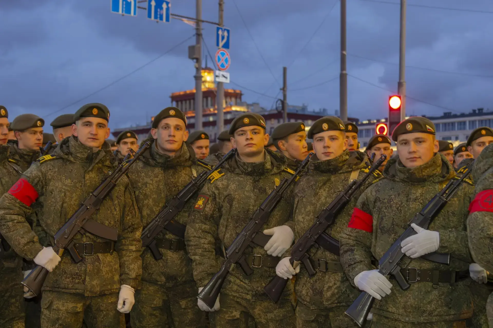 9 Мая, наверное, каждый житель нашей страны смотрит Парад Победы. Восхищается стройными рядами, стро