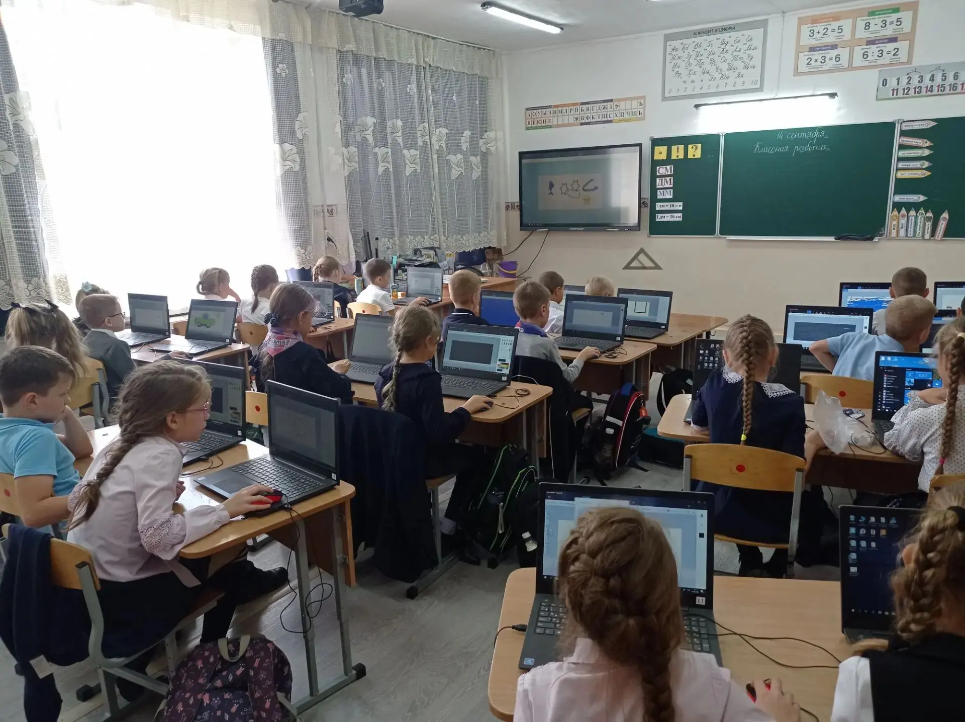 Ребята, посещающие кружок " Компьютерный мир" в МБОУ СОШ 2, осваивают работу в программ...