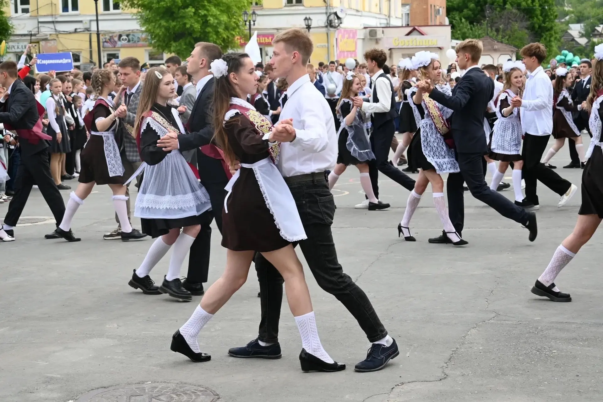 😳 «Использовать иностранные песни для вальса запретили в 73 школе Заволжского района. ...