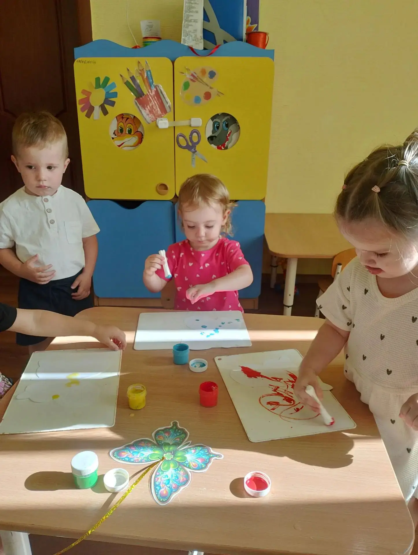 🦋 Волшебное превращение в группе «Гномики»!

Сегодня наши самые маленькие художники творили настоящ