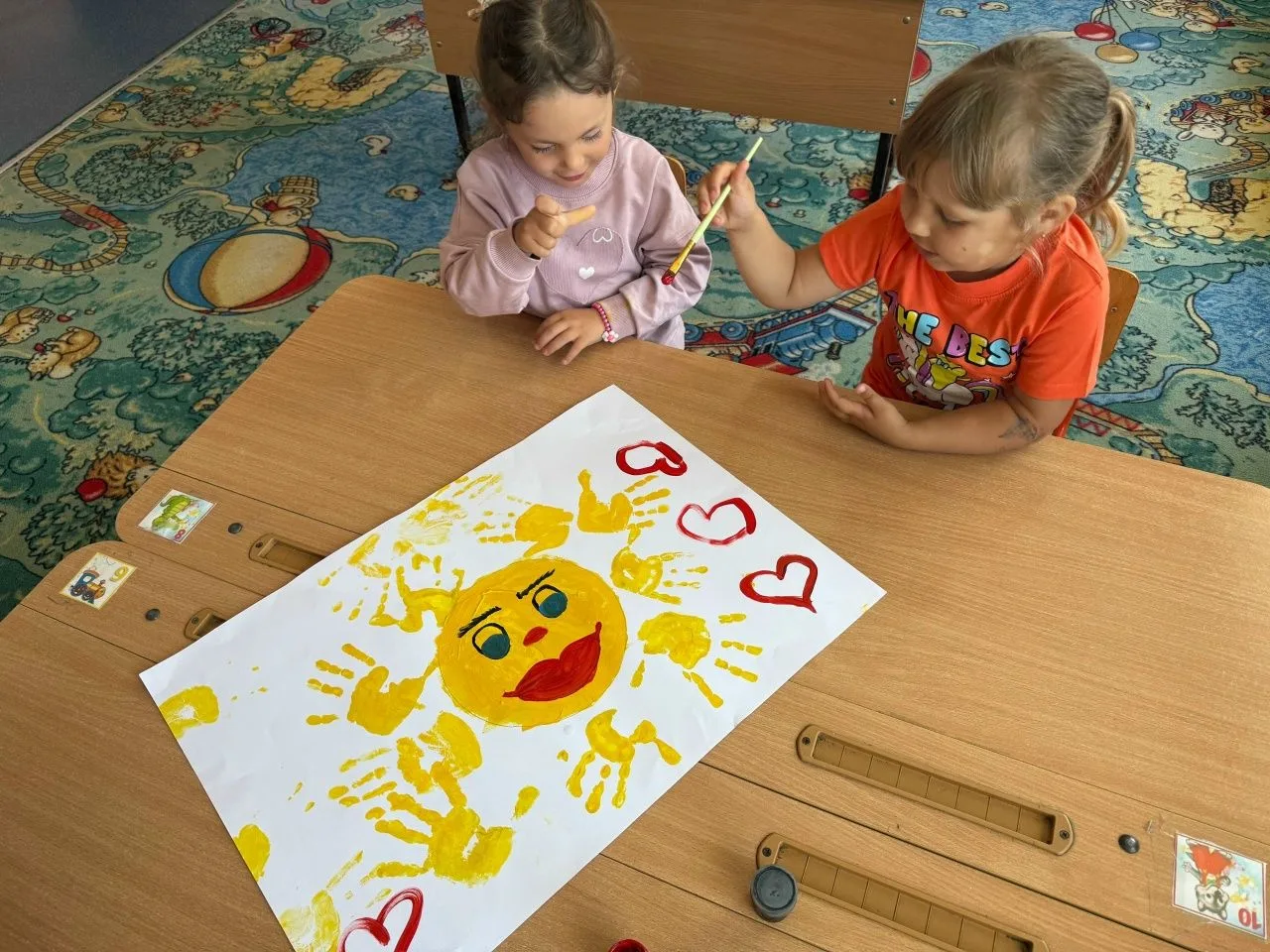 Солнышко из наших ладошек☀️Сегодня в нашей группе было по-настоящему жарко! Но не от погоды, а от на